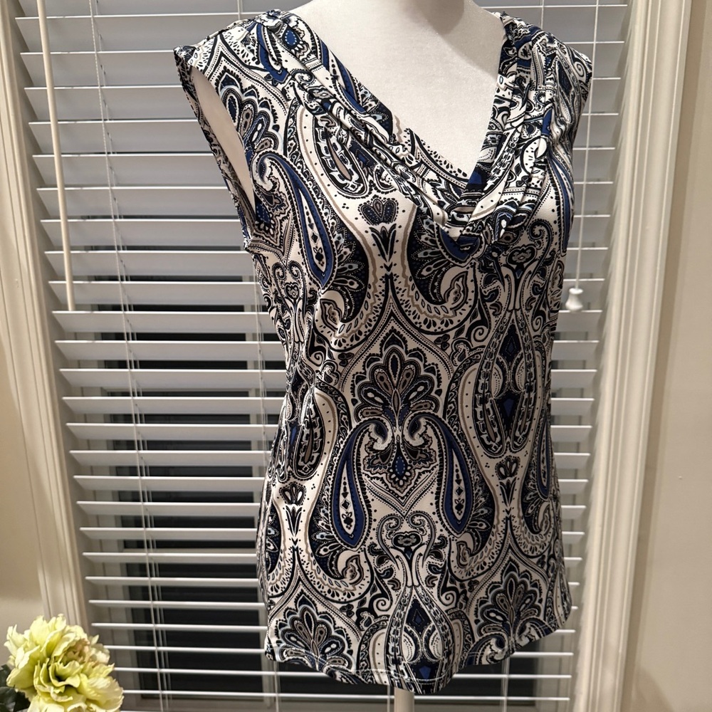 White House Black Market WHBM sleeveless V-neck top XS white, black and blue